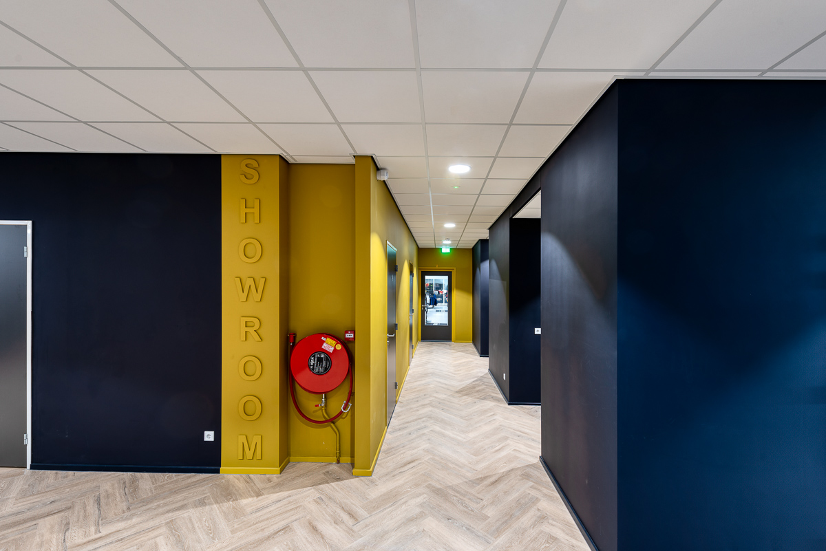 Letters opgehangen aan metal stud wanden