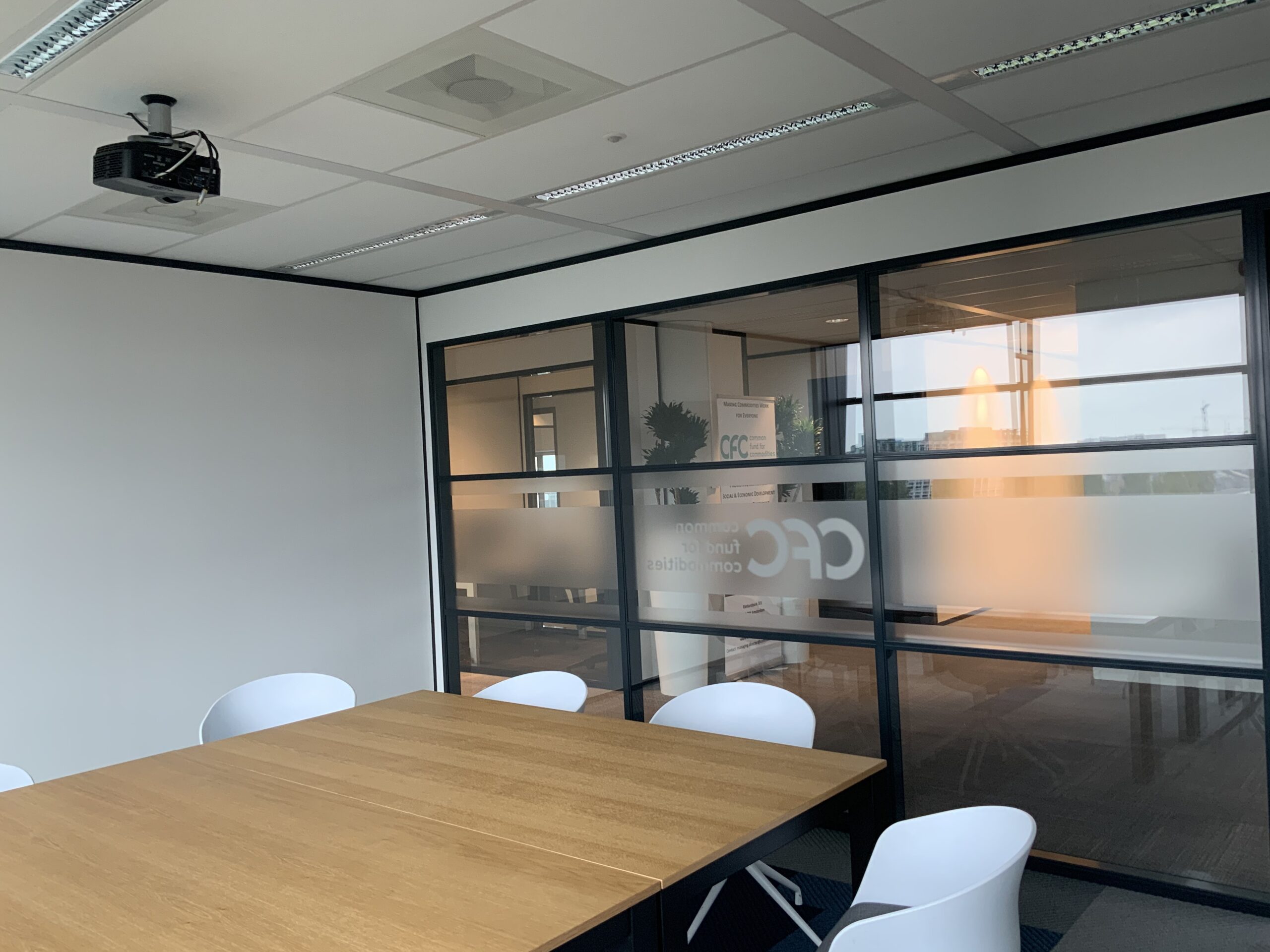 Glazen systeemwand in vergaderruimte