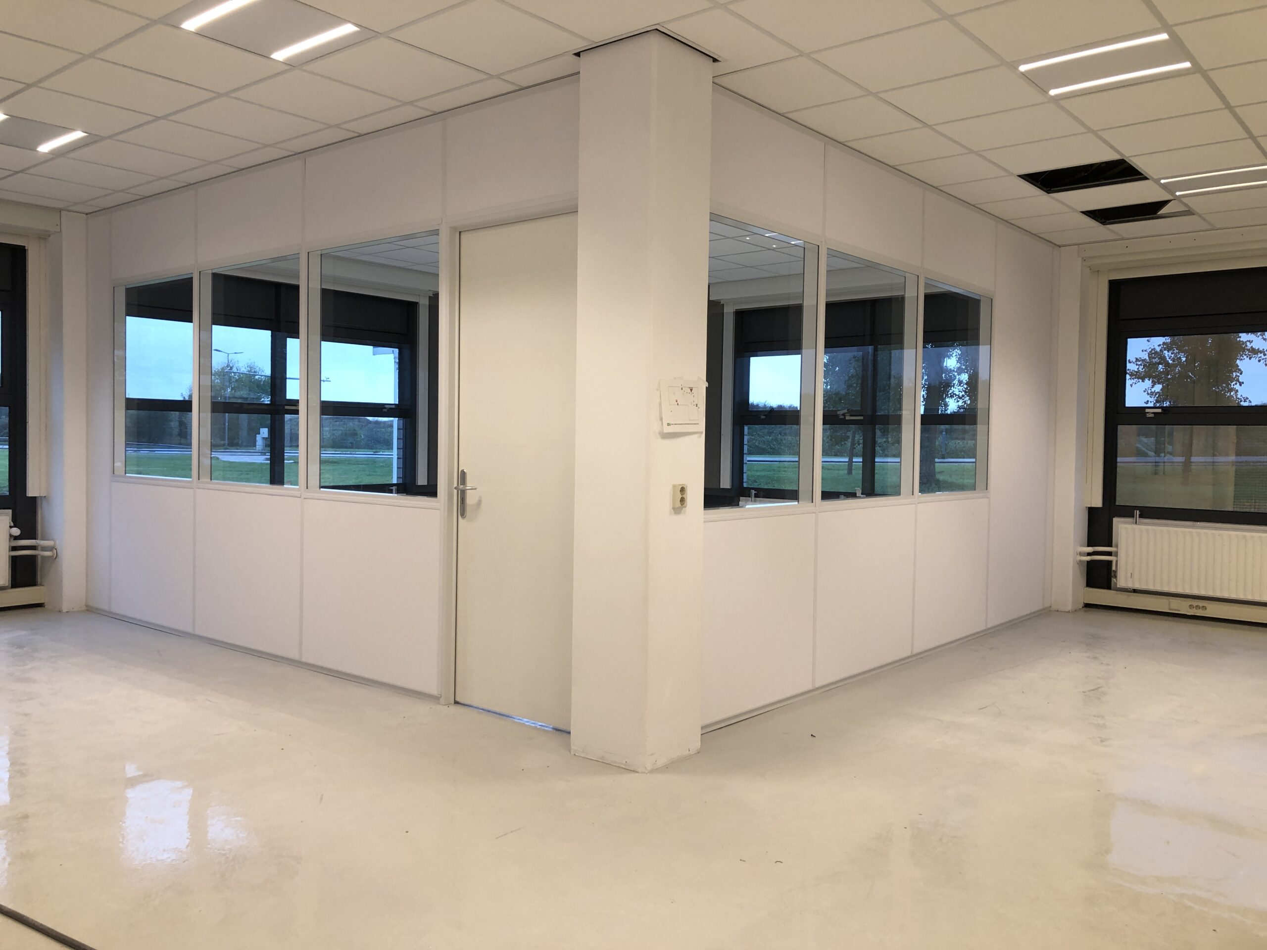 Systeemwand in kantoorpand