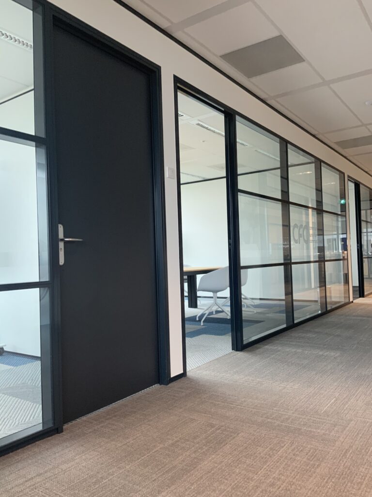 Systeemwand in kantoorpand