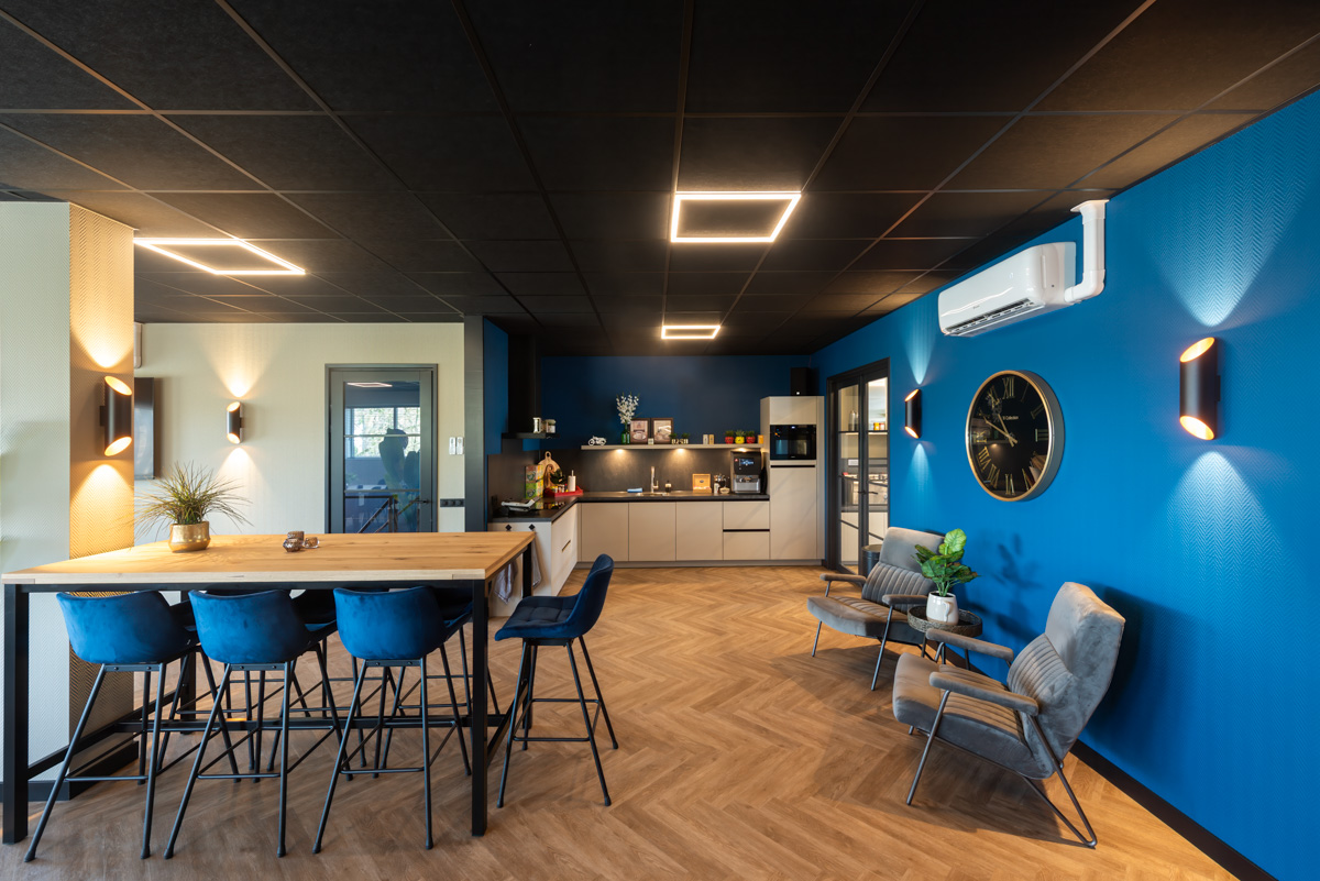 zwart systeemplafond in een kantine