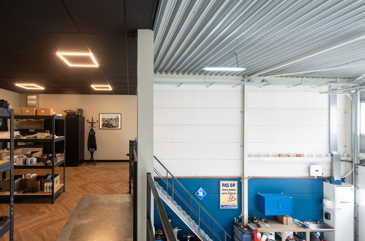 zwart systeemplafond naast een werkplaats