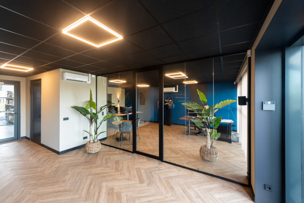 glazen wand met glazen deur