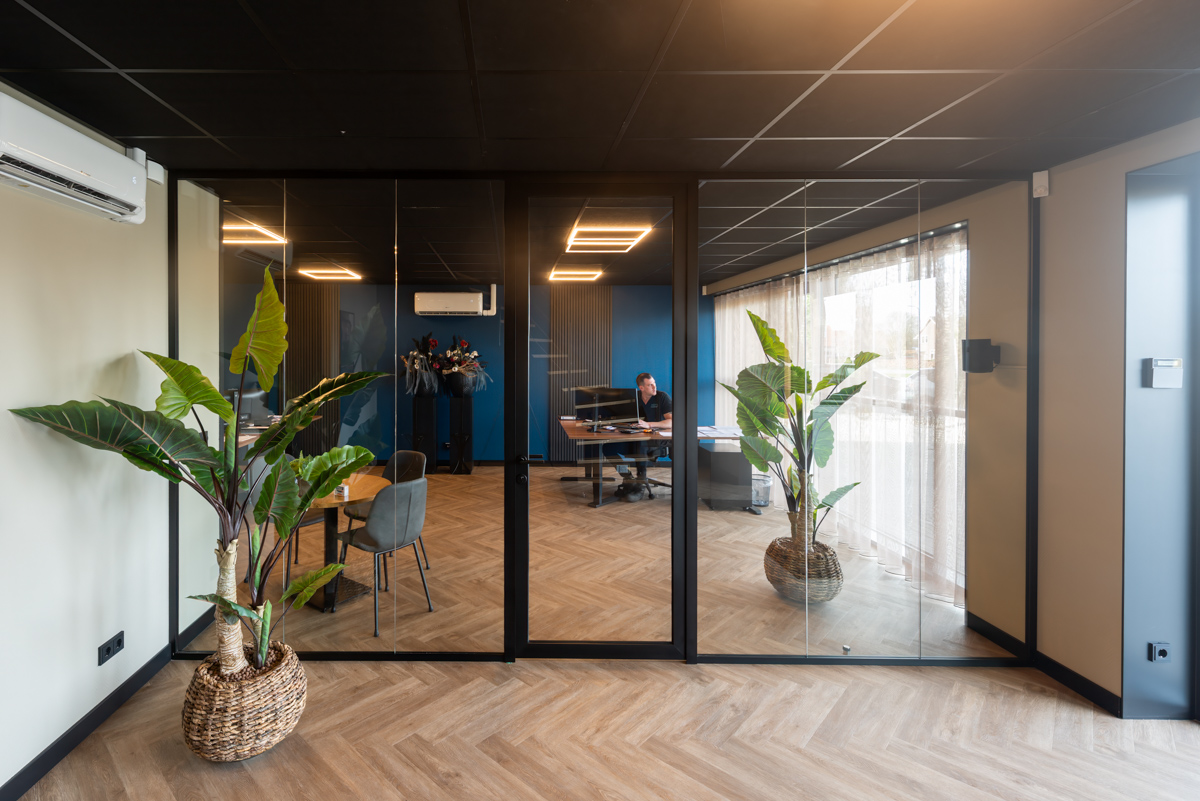 hardglazen wand met glazen deur